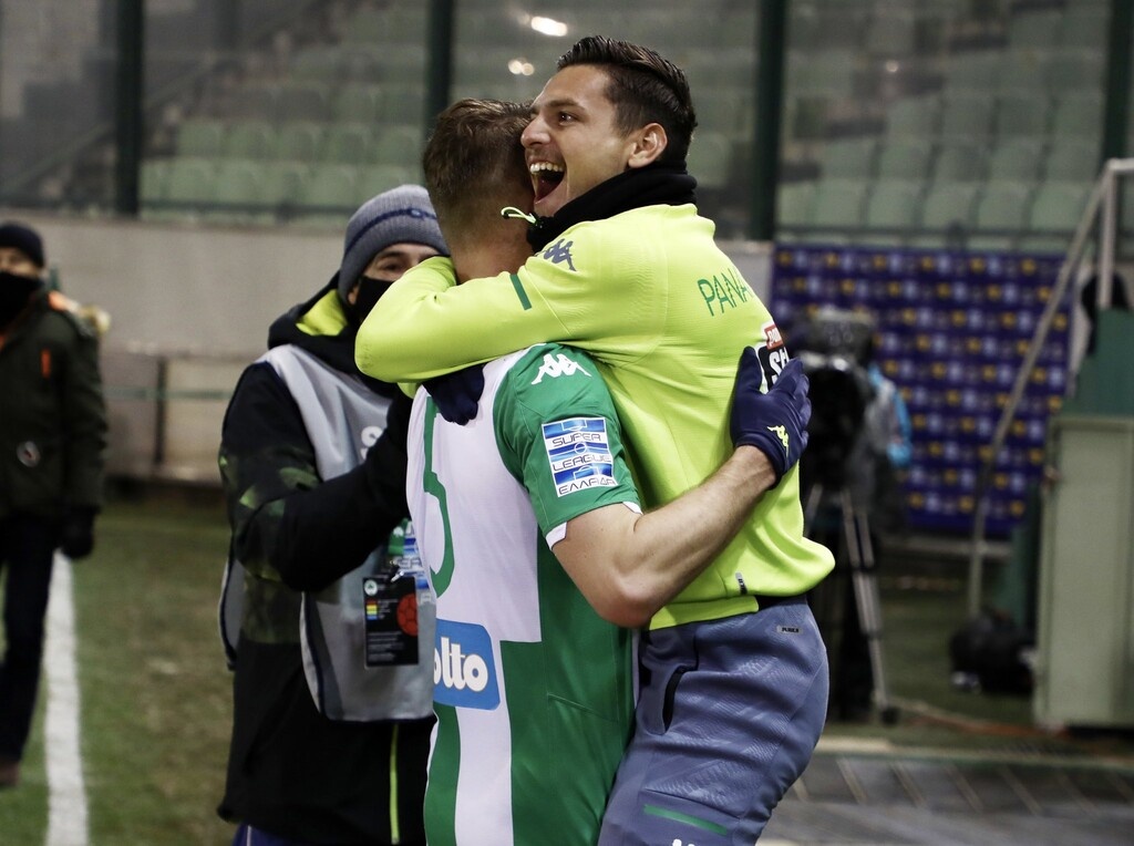 Παναθηναϊκός-Ολυμπιακός: Γλέντι στα αποδυτήρια με πρωταγωνιστές Χατζηγιοβάνη-Μπουζούκη (photos)