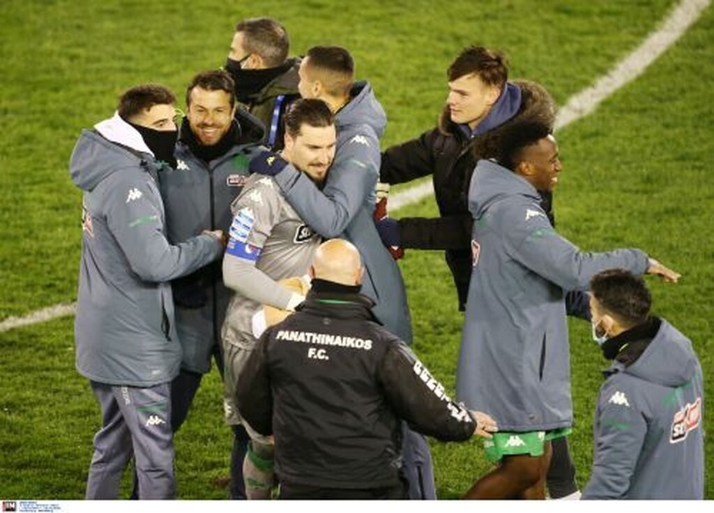 Παναθηναϊκός-Ολυμπιακός: Γλέντι στα αποδυτήρια με πρωταγωνιστές Χατζηγιοβάνη-Μπουζούκη (photos)