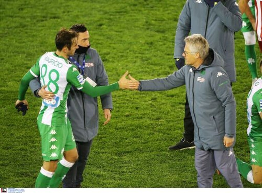 Παναθηναϊκός-Ολυμπιακός: Γλέντι στα αποδυτήρια με πρωταγωνιστές Χατζηγιοβάνη-Μπουζούκη (photos)