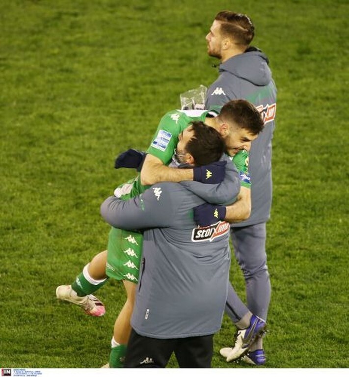 Παναθηναϊκός-Ολυμπιακός: Γλέντι στα αποδυτήρια με πρωταγωνιστές Χατζηγιοβάνη-Μπουζούκη (photos)