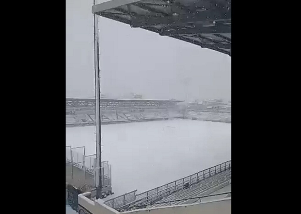 Στα… λευκά το Αιγάλεω – Αντί για προπόνηση… χιονάνθρωπος (photo+video)