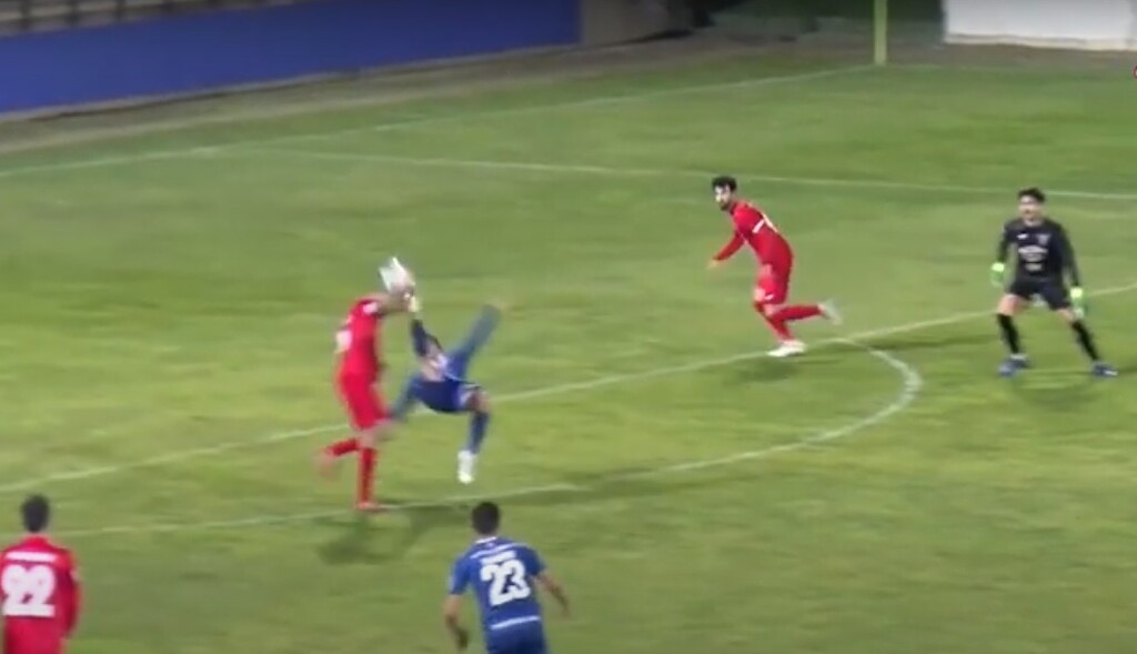 Η ομορφιά του ποδοσφαίρου σε μία φάση - Επική γκάφα τερματοφύλακα έφερε το γκολ της χρονιάς (video)