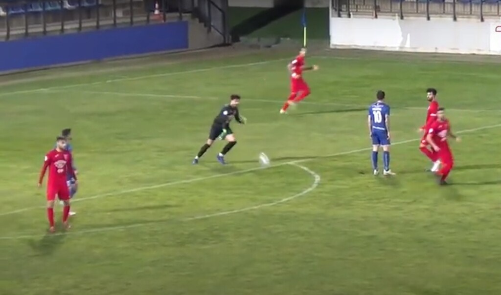 Η ομορφιά του ποδοσφαίρου σε μία φάση - Επική γκάφα τερματοφύλακα έφερε το γκολ της χρονιάς (video)