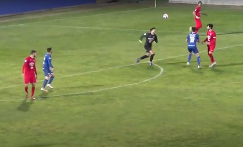 Η ομορφιά του ποδοσφαίρου σε μία φάση - Επική γκάφα τερματοφύλακα έφερε το γκολ της χρονιάς (video)