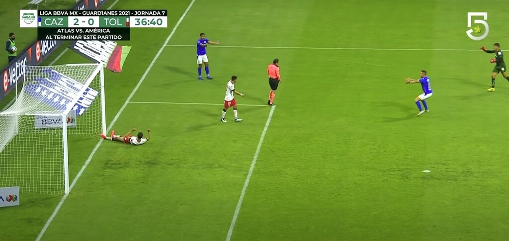 Η φάση της χρονιάς - Ο διαιτητής έγινε αμυντικός και χάθηκε σίγουρο γκολ (video+photos)