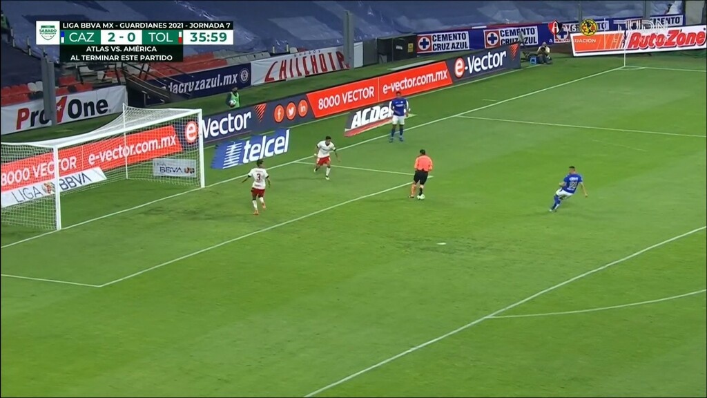 Η φάση της χρονιάς - Ο διαιτητής έγινε αμυντικός και χάθηκε σίγουρο γκολ (video+photos)