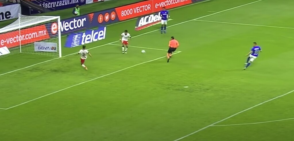 Η φάση της χρονιάς - Ο διαιτητής έγινε αμυντικός και χάθηκε σίγουρο γκολ (video+photos)