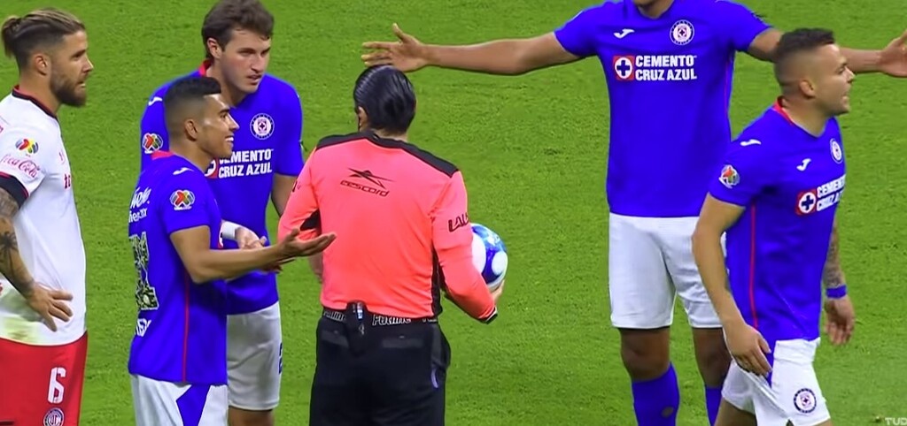 Η φάση της χρονιάς - Ο διαιτητής έγινε αμυντικός και χάθηκε σίγουρο γκολ (video+photos)