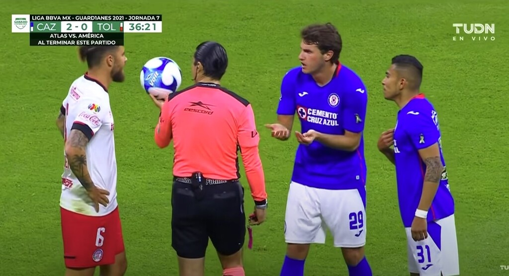 Η φάση της χρονιάς - Ο διαιτητής έγινε αμυντικός και χάθηκε σίγουρο γκολ (video+photos)