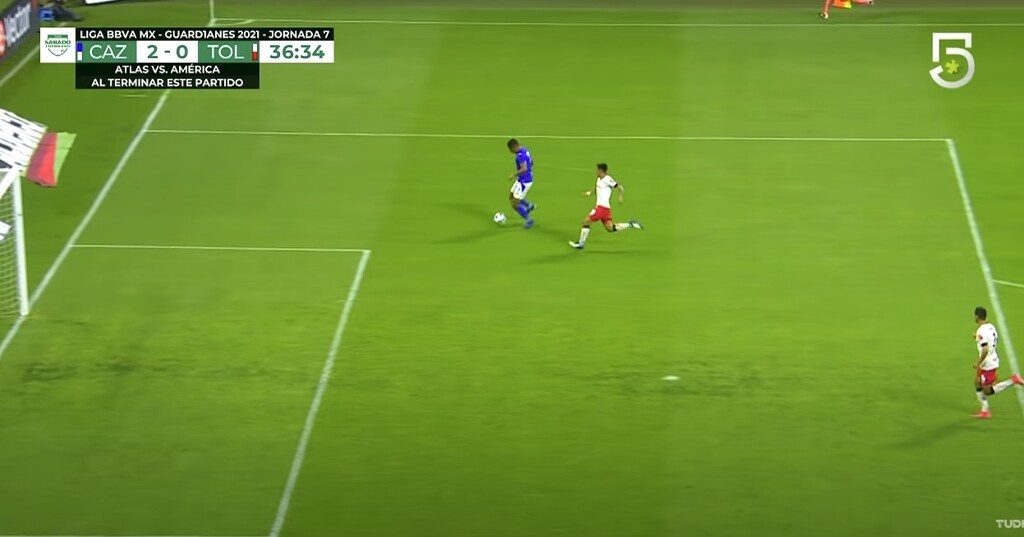 Η φάση της χρονιάς - Ο διαιτητής έγινε αμυντικός και χάθηκε σίγουρο γκολ (video+photos)