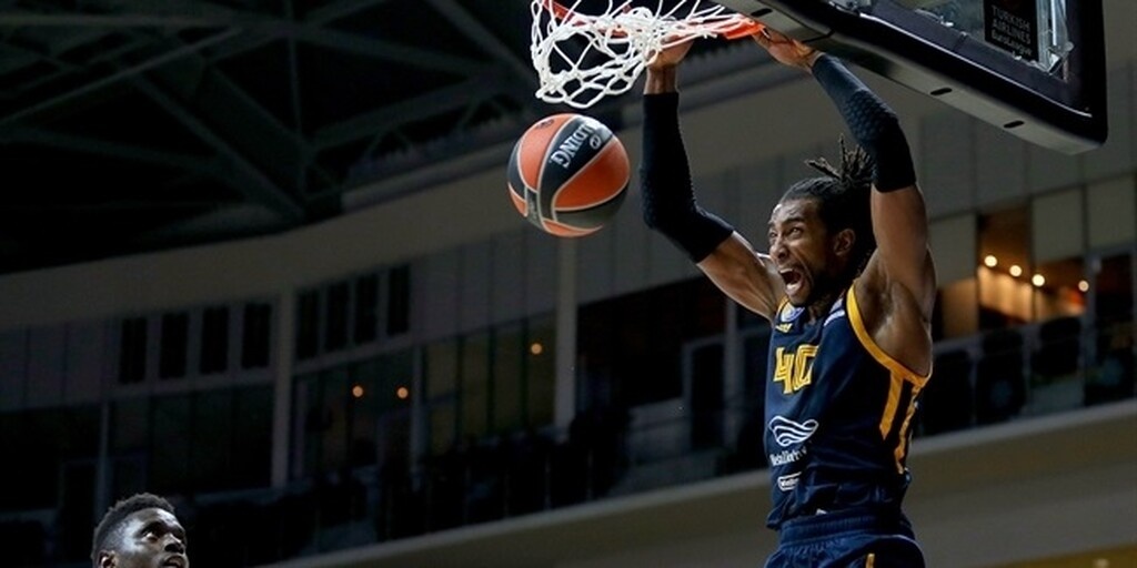 Αρμάνι Μιλάνο: Ανακοίνωσε Έβανς (video)