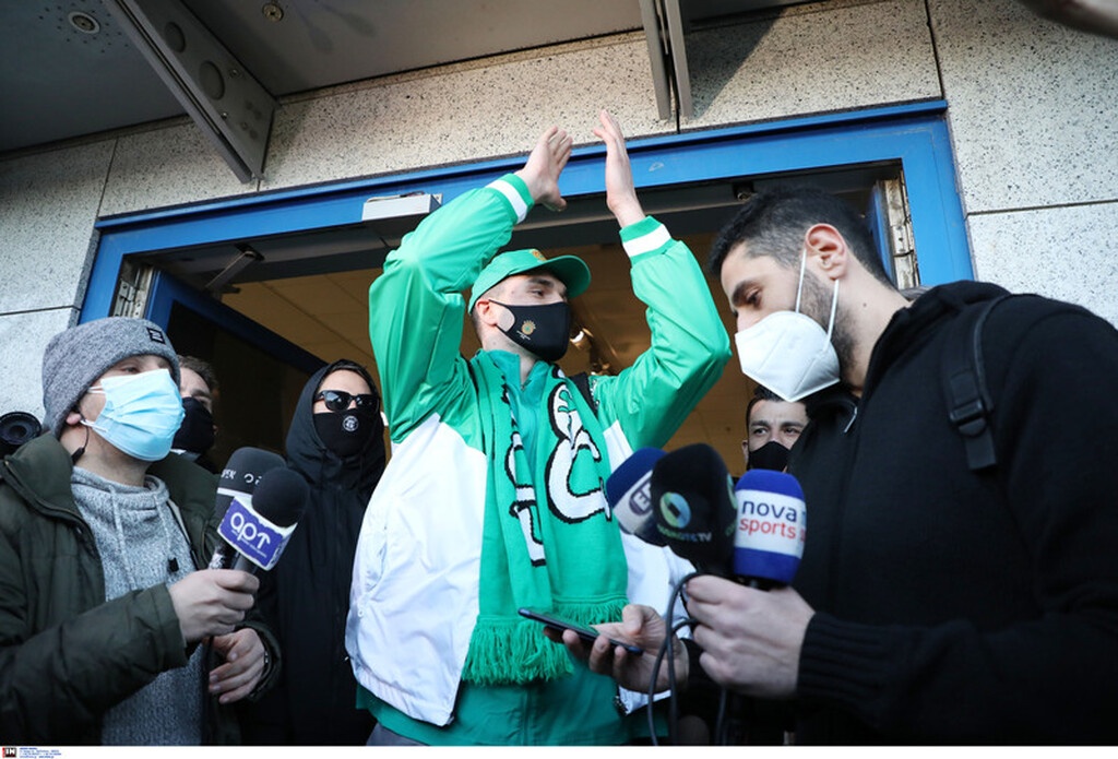 Άφιξη Χεζόνια: Με τούρτα στο αεροδρόμιο για τα γενέθλιά του (photo)