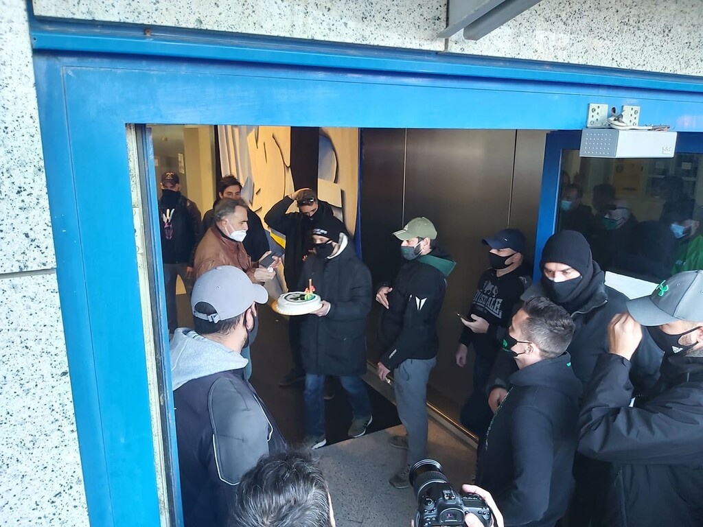 Άφιξη Χεζόνια: Με τούρτα στο αεροδρόμιο για τα γενέθλιά του (photo)