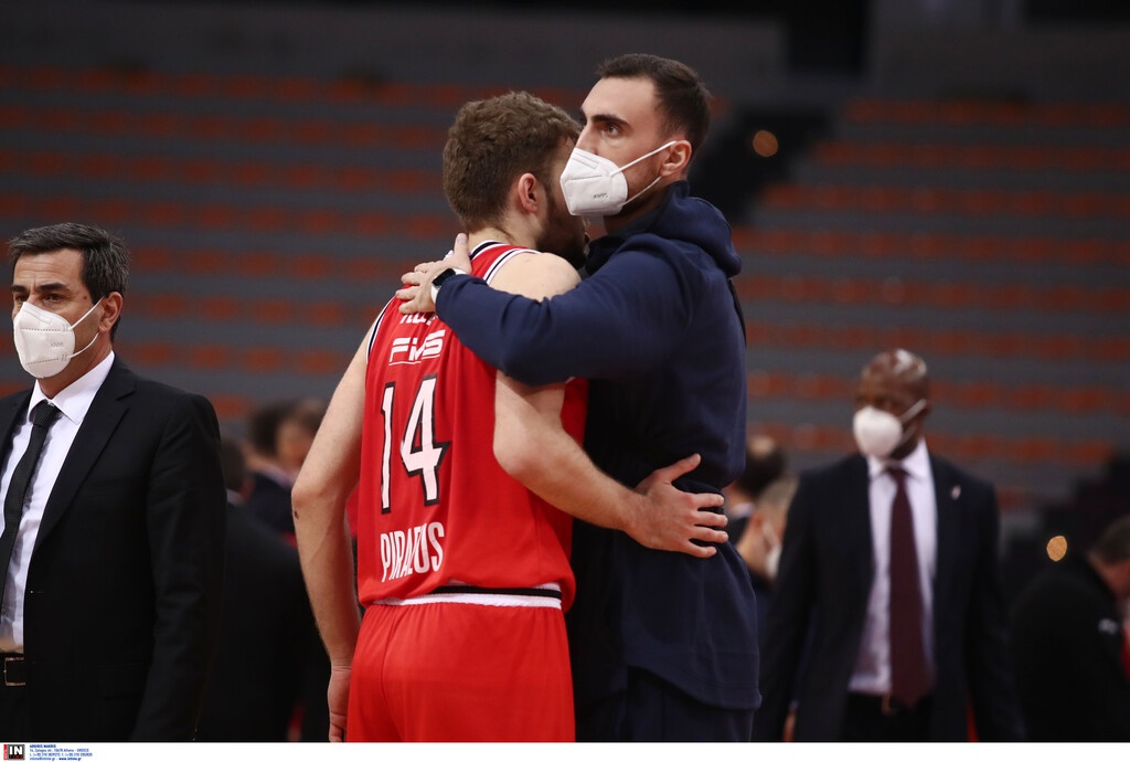 Ολυμπιακός - ΤΣΣΚΑ Μόσχας: Το ρεκόρ του Σπανούλη και η αγκαλιά με τον Τζέιμς (video)