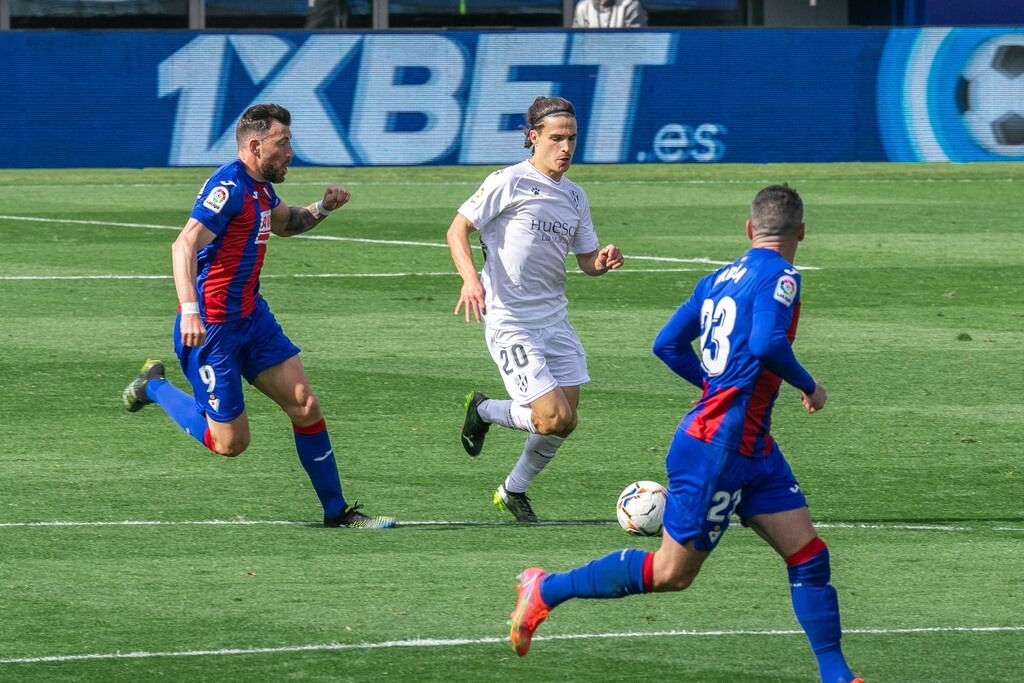 La Liga: Ισόπαλες Εϊμπάρ-Ουέσκα και… χαμός στην «ουρά»!