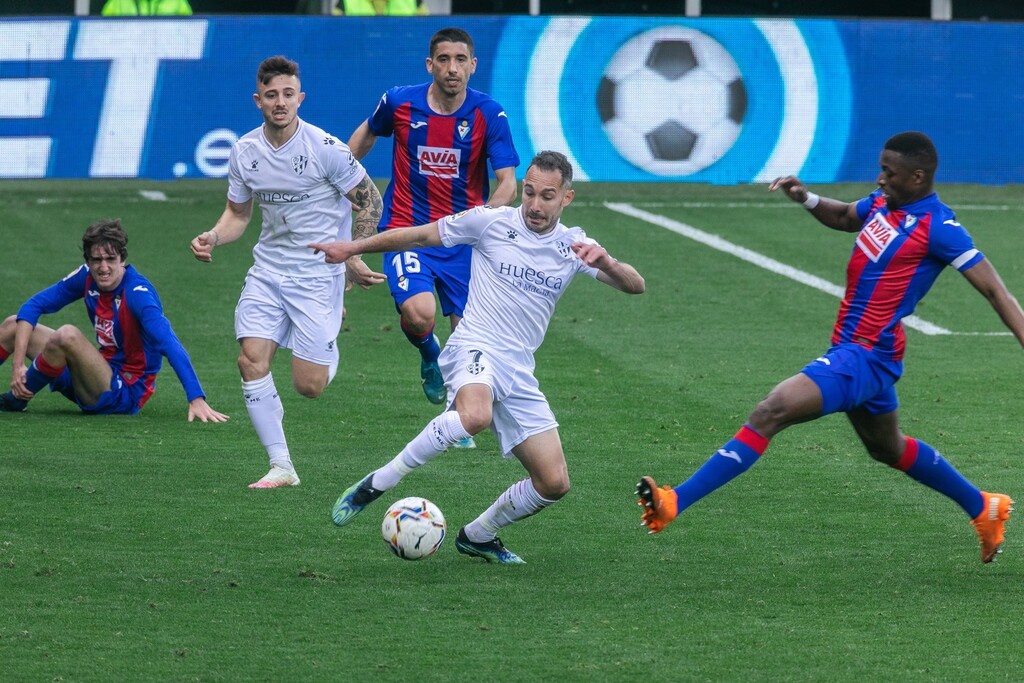 La Liga: Ισόπαλες Εϊμπάρ-Ουέσκα και… χαμός στην «ουρά»!