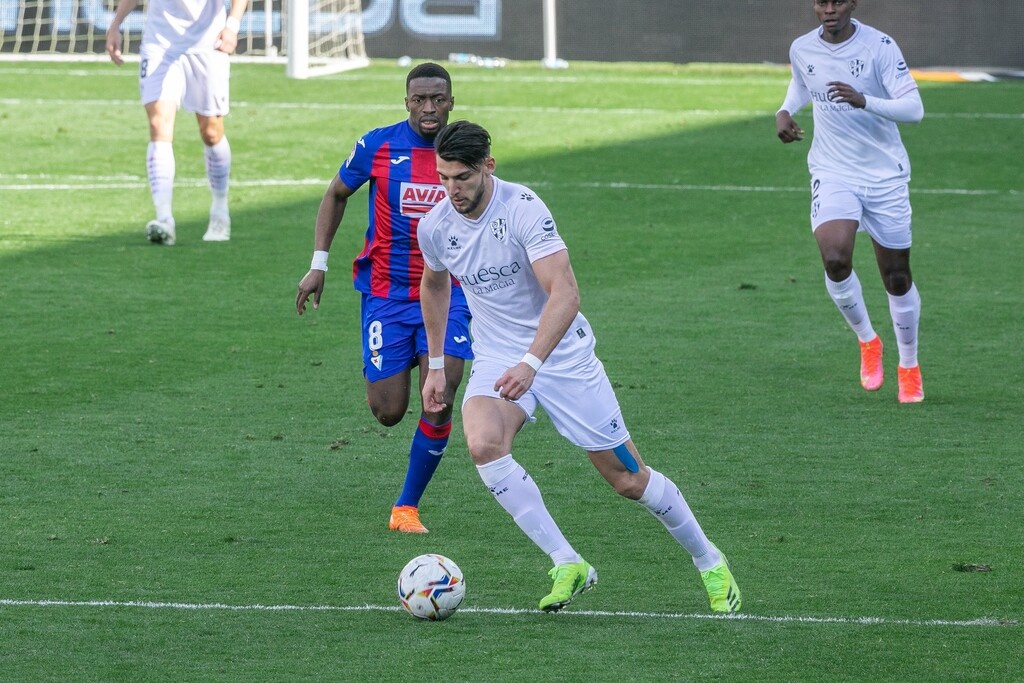 La Liga: Ισόπαλες Εϊμπάρ-Ουέσκα και… χαμός στην «ουρά»!
