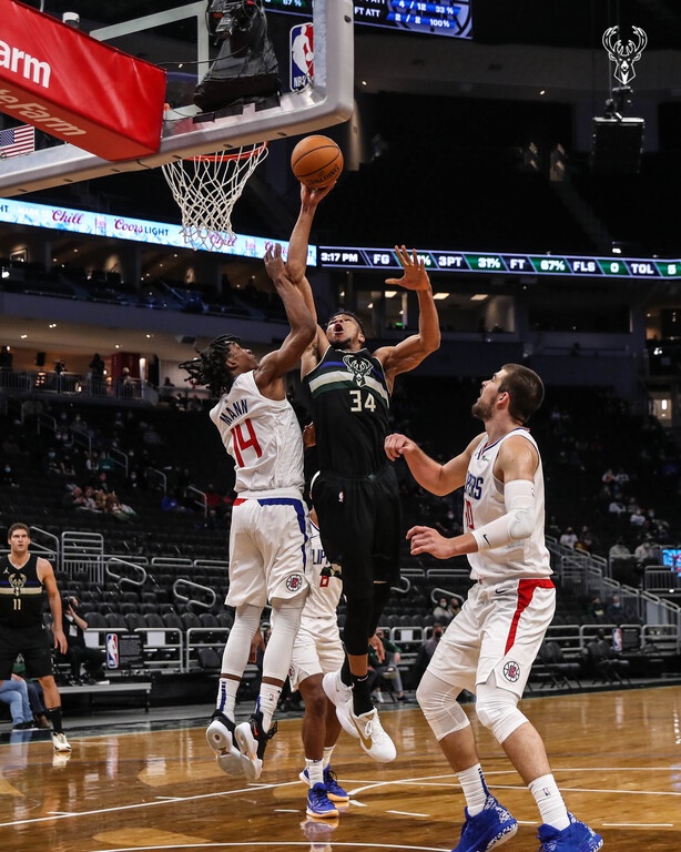 NBA: Ασταμάτητος Αντετοκούνμπο οδήγησε τους Μπακς και «πάτησε» τους Κλίπερς (videos)