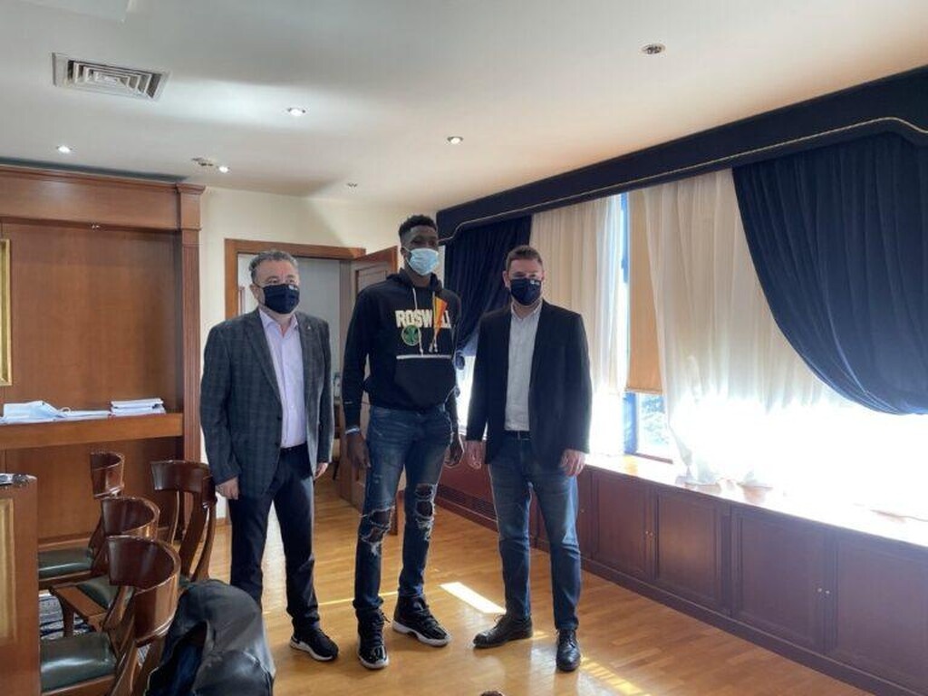 Στο δημαρχείο Ζωγράφου ο Αλέξανδρος Αντετοκούμπο – Υπέβαλε αίτημα για την ελληνική ιθαγένεια
