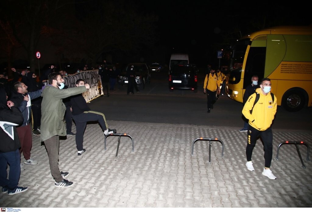 ΑΕΚ: Σήκωσαν πανό στο Βόλο - Υποδοχή με μήνυμα-φωτιά προς τη διοίκηση (photos)