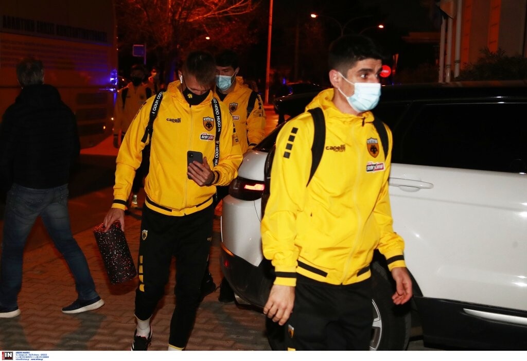 ΑΕΚ: Σήκωσαν πανό στο Βόλο - Υποδοχή με μήνυμα-φωτιά προς τη διοίκηση (photos)