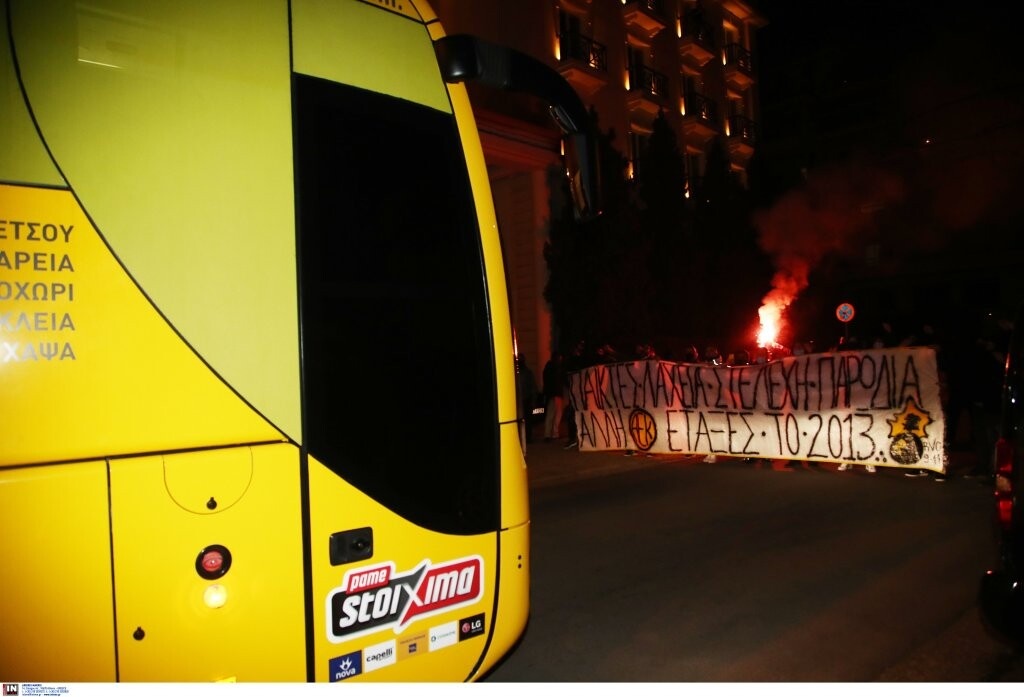 ΑΕΚ: Σήκωσαν πανό στο Βόλο - Υποδοχή με μήνυμα-φωτιά προς τη διοίκηση (photos)