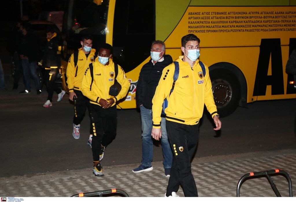 ΑΕΚ: Σήκωσαν πανό στο Βόλο - Υποδοχή με μήνυμα-φωτιά προς τη διοίκηση (photos)