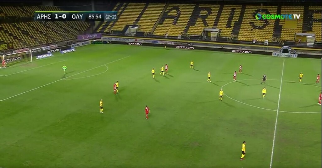 Μέχρι το 85' και 54' κανείς από τους συμπαίκτες του δεν κοιτάει την μπάλα ως οφείλει, για να εντοπίσει τον Μπουχαλάκη και να ειδοποιήσει τον Κουέστα