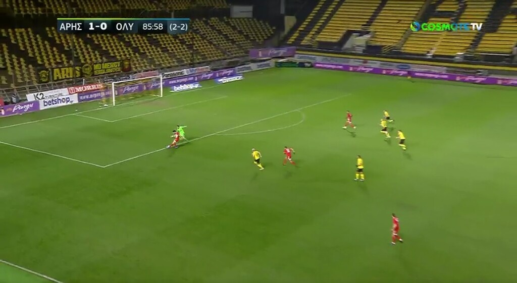 Και 20 δευτερόλεπτα μετά από το μπλοκάρισμα και το... κρυφτούλι, ο Μπουχαλάκης φτάνει στην μπάλα και σκοράρει!