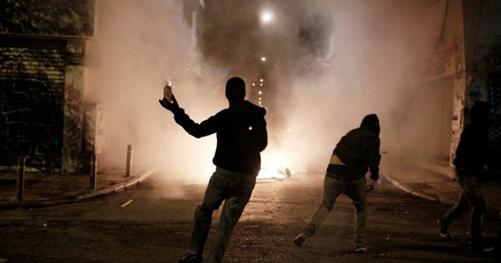 Ποιος κορονοϊός; Μολότοφ σε σύνδεσμο οπαδών στον Λαγκαδά (photos)