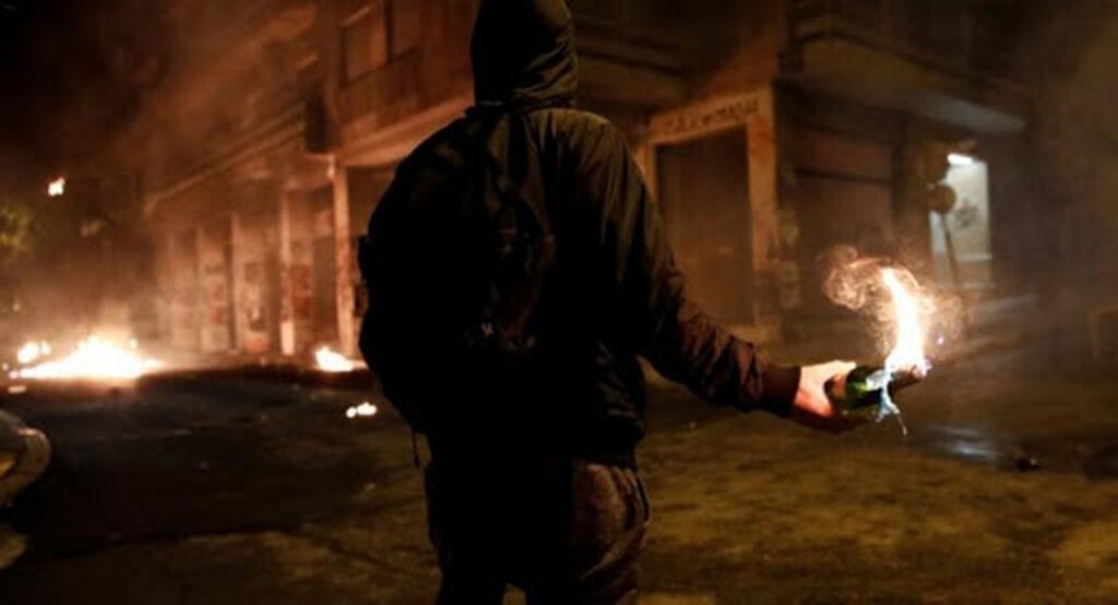 Ποιος κορονοϊός; Μολότοφ σε σύνδεσμο οπαδών στον Λαγκαδά (photos)