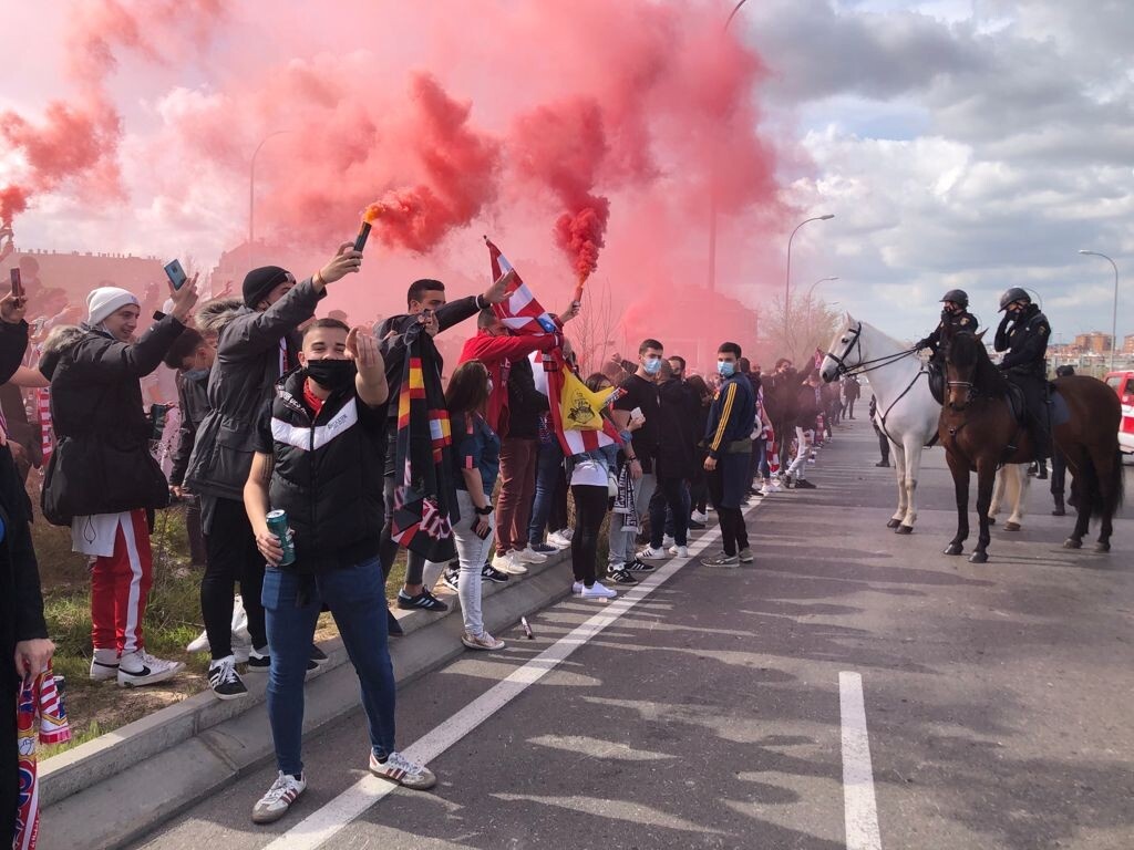 Χαμός πριν το Ατλέτικο-Ρεάλ: Χιλιάδες οπαδοί έξω από το «Wanda Metropolitano» (videos+photos)