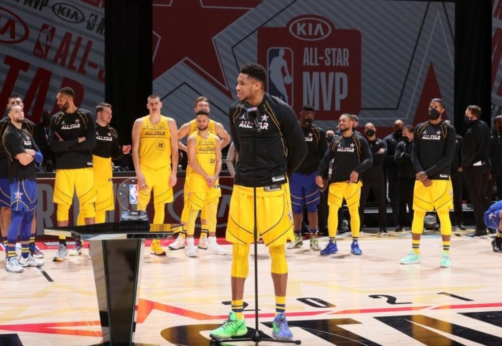 Γιάννης Αντετοκούνμπο: Στα... χνάρια του Μάικλ Τζόρνταν (photos)