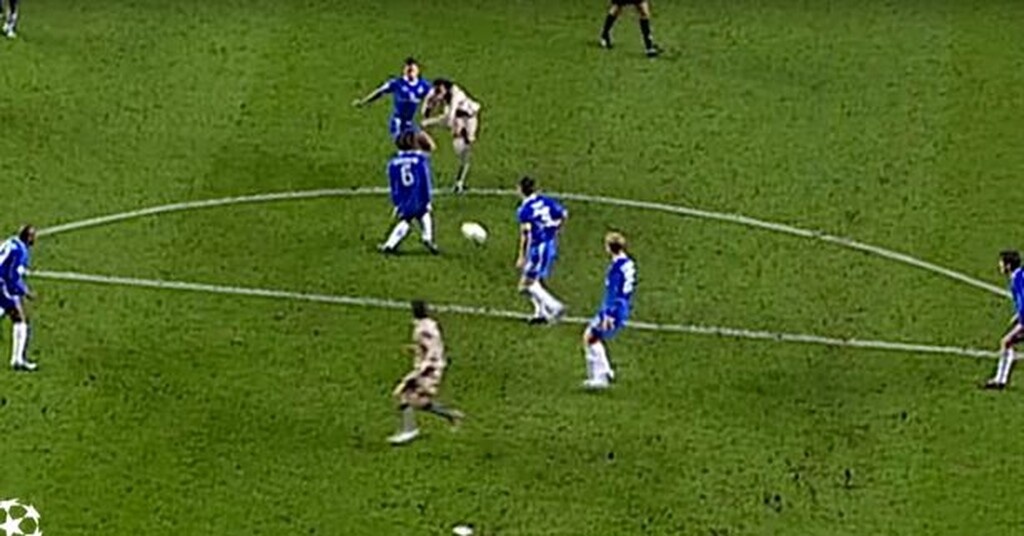 Η γκολάρα που παρέλυσε τον πλανήτη - Όταν ο Ροναλντίνιο έσβησε το τσιγάρο (video+photos)