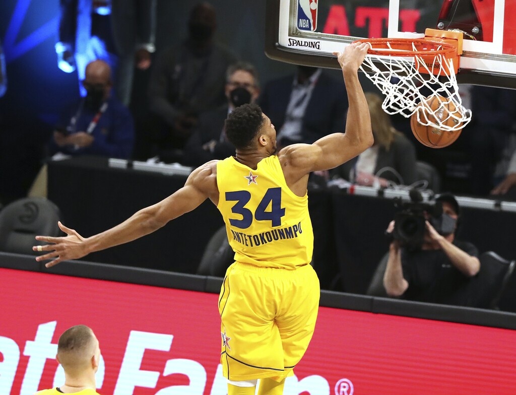 NBA: Η συγκλονιστική ατάκα του Γιάννη για Κόμπι (photos)