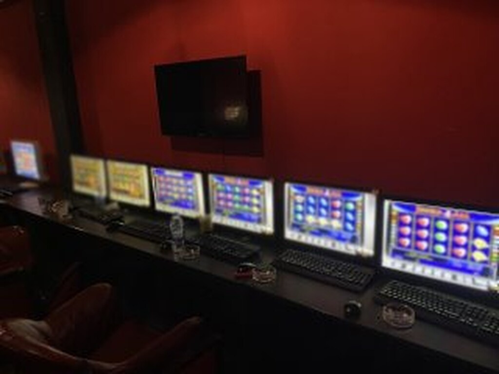 Κωδικός (παράνομης) εξόδου: Φρουτάκια – Πέντε συλλήψεις σε στέκι παράνομου τζόγου στην Αθήνα