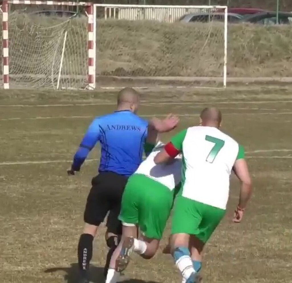 Σφαλιάρες σε διαιτητή και... κυνηγητό από παίκτες για μια κίτρινη κάρτα (video)