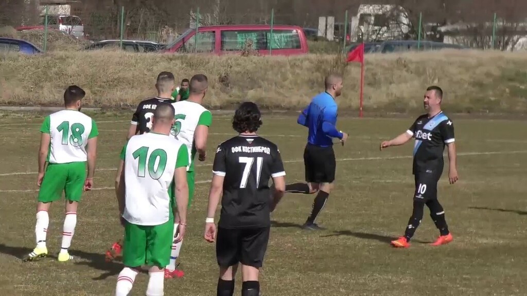 Σφαλιάρες σε διαιτητή και... κυνηγητό από παίκτες για μια κίτρινη κάρτα (video)