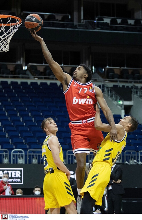 Άλμπα Βερολίνου - Ολυμπιακός 80-84: «Απόδραση» με «μαγικό» Βεζένκοφ (videos+photos)