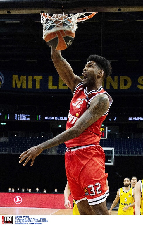 Άλμπα Βερολίνου - Ολυμπιακός 80-84: «Απόδραση» με «μαγικό» Βεζένκοφ (videos+photos)