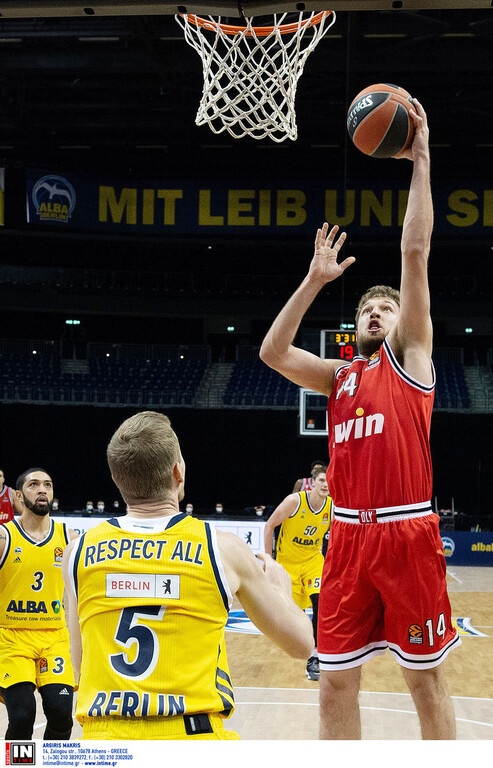 Άλμπα Βερολίνου - Ολυμπιακός 80-84: «Απόδραση» με «μαγικό» Βεζένκοφ (videos+photos)