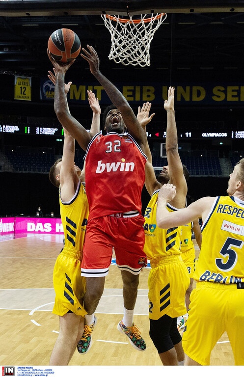 Άλμπα Βερολίνου - Ολυμπιακός 80-84: «Απόδραση» με «μαγικό» Βεζένκοφ (videos+photos)