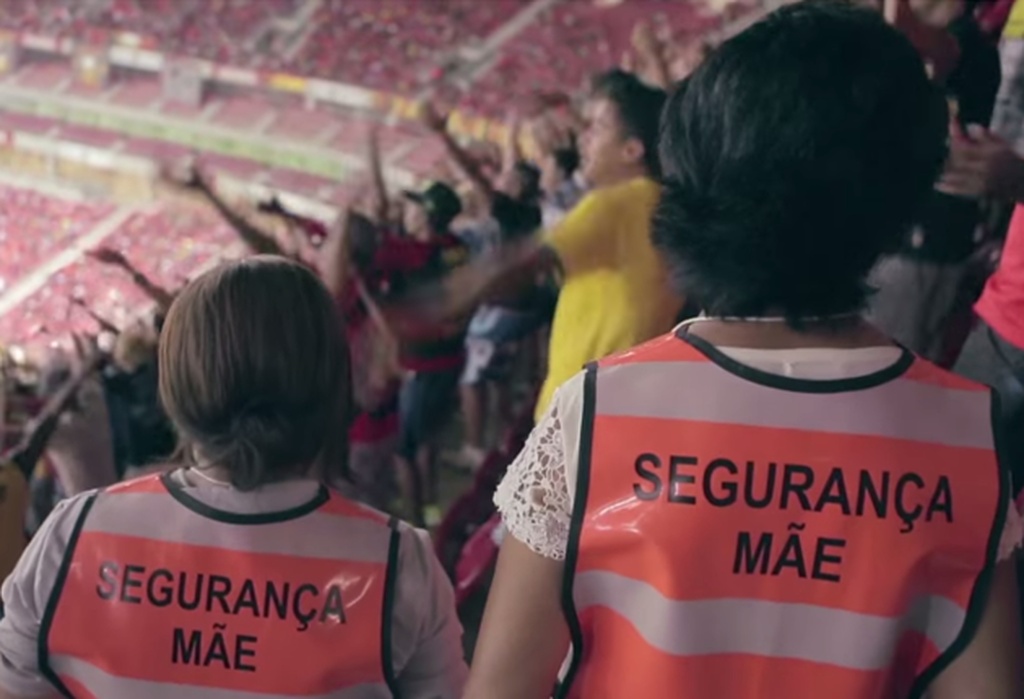 Αυτές είναι οι «μαμάδες-σεκιούριτι» των γηπέδων, που αναφέρθηκαν στην ελληνική Βουλή (videos+photos)