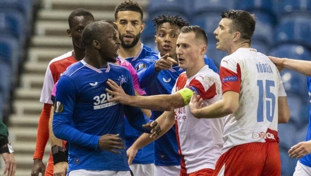 Χαμός στο Άιμπροξ μετά το Ρέιντζερς-Σλάβια Πράγας! Συμπλοκές και ρατσιστικά σχόλια