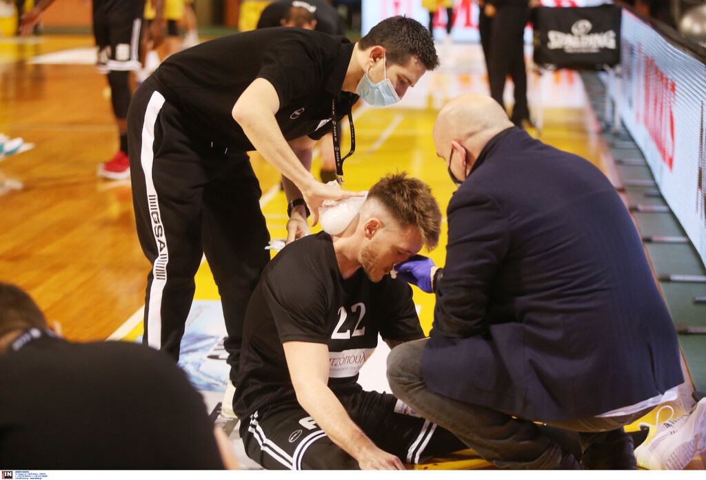 Απίστευτος τραυματισμός στο Άρης-ΠΑΟΚ: Αποχώρησε με αίματα στο πρόσωπο ο Παπαντωνίου (video+photos)