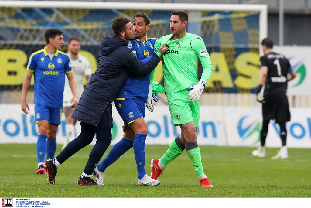 Φωτογραφικές «αποδείξεις» από τη σύρραξη στα αποδυτήρια της Τρίπολης (photos)