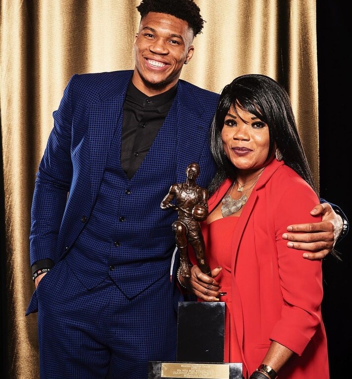 25η Μαρτίου: Οι φωτογραφίες του τσολιά Γιάννη Αντετοκούνμπο που σαρώνουν στο ίντερνετ (photos)