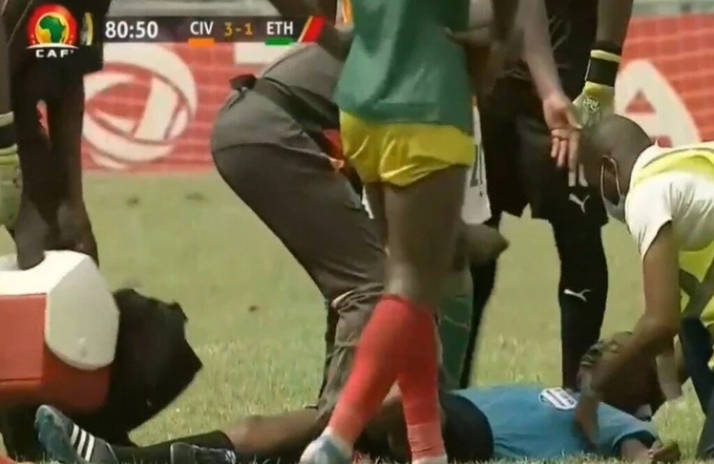 Τρόμος στο χορτάρι - Κατέρρευσε ο διαιτητής στο Ακτή Ελεφαντοστού-Αιθιοπία (video+photos)