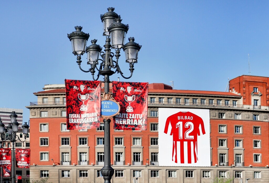 Τραγελαφικές εικόνες: Οπαδός της Μπιλμπάο βούτηξε στο κενό (video+photos)