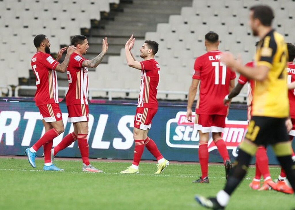 Ολυμπιακός: Οπαδοί στο Ρέντη - Αποθέωσαν τους παίκτες (videos)